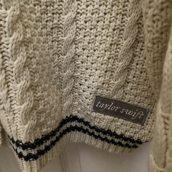 Taylor swift Folklore 2024 release - Picture 2 of 6